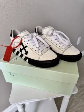 Off-White Low Vulcanized Black and White Sneakers
